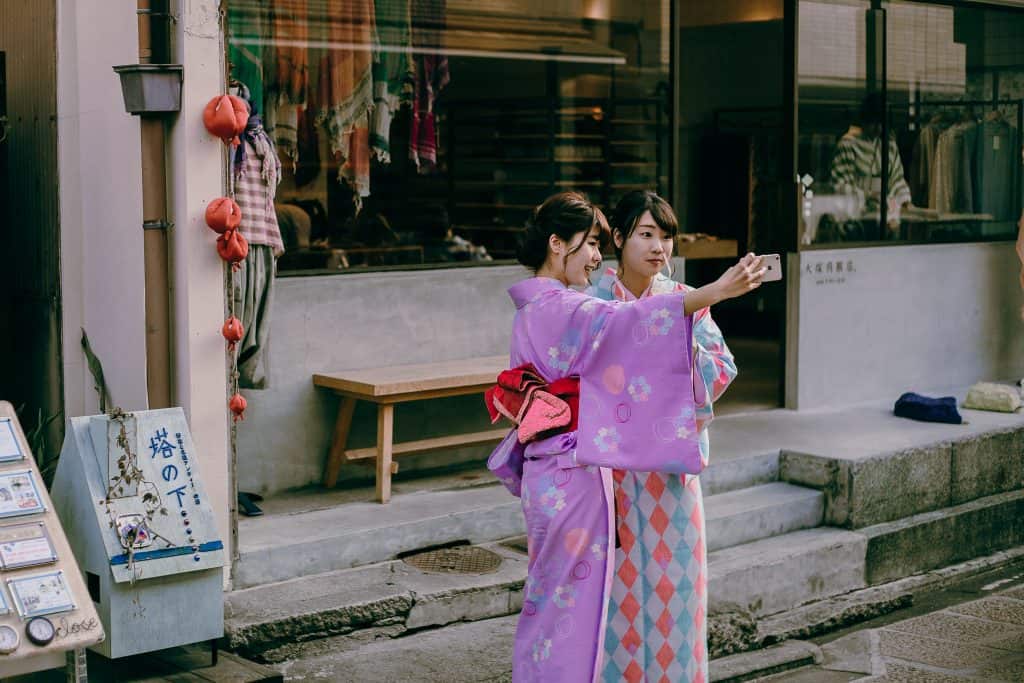 Planning a trip to Japan in 2025/2026: How to prepare for a trip to Japan + essential Japan travel tips 4 Women in traditional Japanese kimono in Kyoto Japan