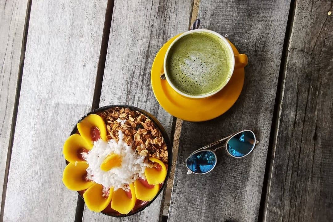 Power bowl and matcha latte at Shaka Cafe in Siargao Philippines
