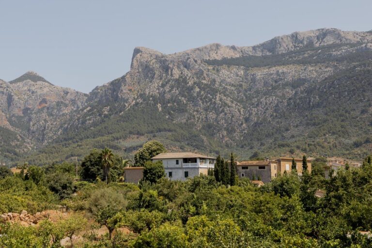 Studio Alajode: Where story meets strategy | Travel Marketing & Media Services 29 a House in Soller Mallorca with the Serra de Tramuntana mountains behind