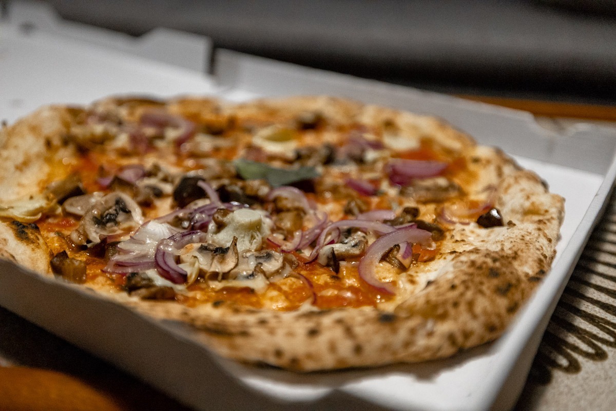 Vegan Mallorca: The best vegan restaurants in Mallorca & tips for travelling Mallorca as a vegan or vegetarian 6 Mallorca vegan pizza at Santapí in Sineu