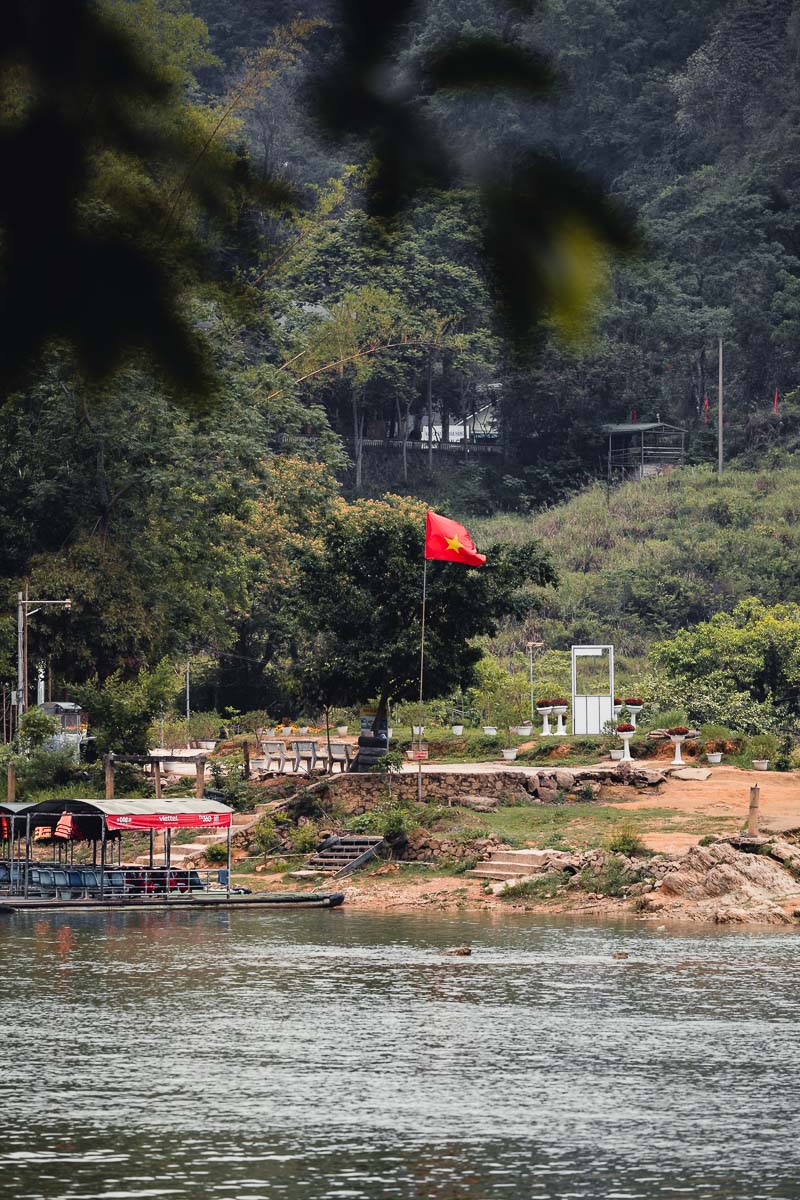 Vietnamese flag at Ban Gioc-Detian Waterfall